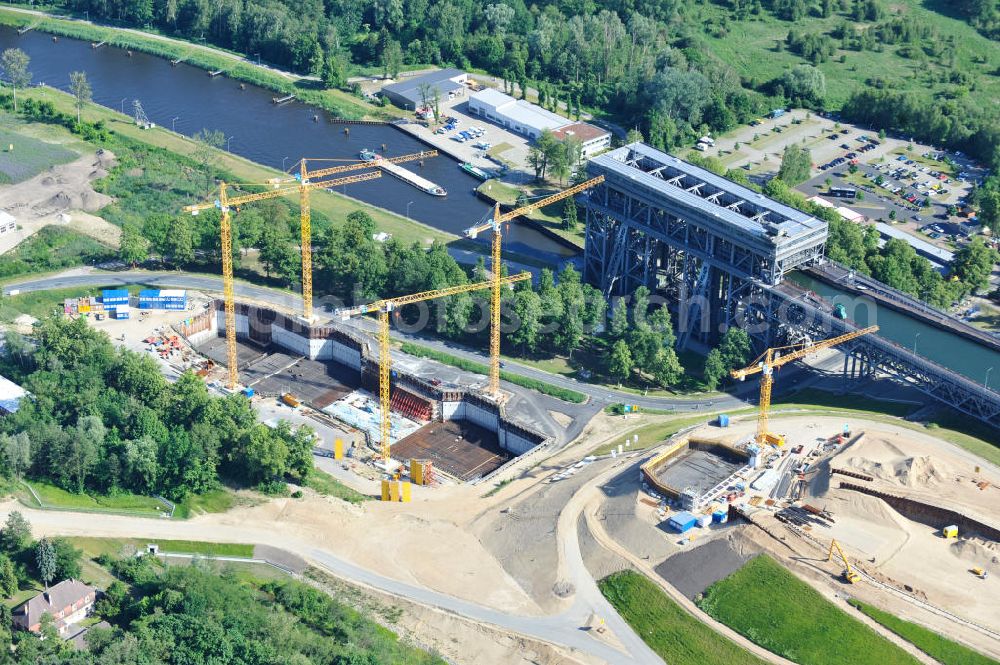 Aerial photograph Niederfinow - Blick auf die Baustelle des Neubaus des Schiffshebewerkes Niederfinow Nord durch die DSD Brückenbau GmbH, die Johann Bunte Bauunternehmung GmbH & Co. KG , Bilfinger Berger Ingenieurbau GmbH und die Siemag GmbH. Look at the new building of the boat lift Niederfinow North Bridge. The new building needed because the old boat lift of 1934 has now reached the end of its life. To maintain the function of the Havel-Oder waterway, it must therefore be replaced by a new building on schedule.