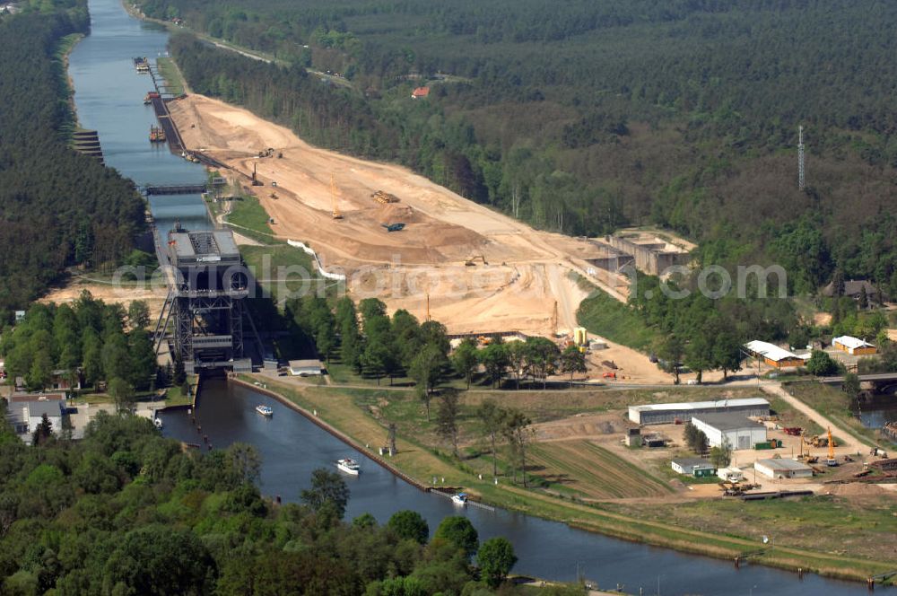 NIEDERFINOW from above - Das Wasserstraßen-Neubauamt Berlin den Bauauftrag für den Neubau des Schiffshebewerkes Niederfinow Nord vergeben. Der Zuschlag wurde auf das Angebot der Bietergemeinschaft Neues Schiffshebewerk Niederfinow unter Federführung der Bilfinger Berger AG erteilt. Der Bietergemeinschaft gehören weiter: die DSD Brückenbau GmbH, die Johann Bunte Bauunternehmung GmbH & Co. KG und die Siemag GmbH an. Die geplante Bauzeit für das neue Schiffshebewerk beträgt fünf Jahre, die Baukosten für die Gesamtanlage liegen bei rd. 285 Mio. Euro und werden durch den Bund finanziert. Seit Mitte Februar 2009 wird die Baugrubenumschließung für das neue Schiffshebewerk hergestellt. Es werden 217 Träger und 214 Zwischenbohlen in den Baugrund eingebracht. Die Träger haben eine Länge von ca. 22m und wiegen einzeln etwa 5,7 Tonnen. Die Rüttelarbeiten für die Baugrube werden voraussichtlich bis Ende April andauern.Mit einem Investitionsvolumen von rd. 285. Mio € entsteht in Niederfinow bis zum Jahr 2014 ein neues Schiffshebewerk der europäischen Wasserstraßenklasse V. Der Neubau ist dringend erforderlich, weil das alte Schiffshebewerk aus dem Jahr 1934 bald das Ende seiner Lebensdauer erreicht hat. Um die Funktion der Havel-Oder-Wasserstraße aufrechtzuerhalten, muss es daher planmäßig durch einen Neubau ersetzt werden.