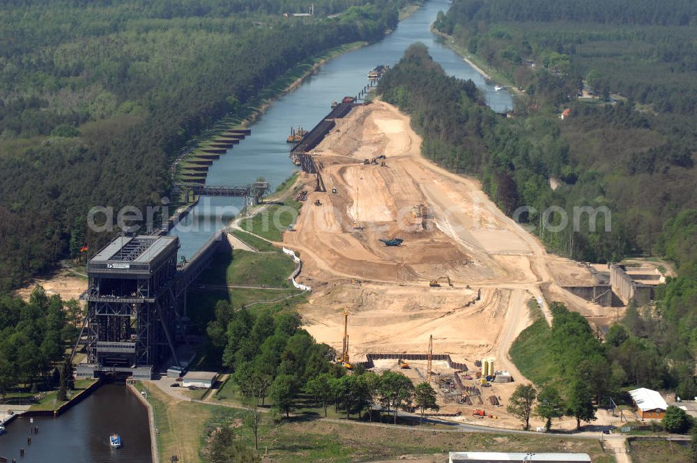 NIEDERFINOW from above - Das Wasserstraßen-Neubauamt Berlin den Bauauftrag für den Neubau des Schiffshebewerkes Niederfinow Nord vergeben. Der Zuschlag wurde auf das Angebot der Bietergemeinschaft Neues Schiffshebewerk Niederfinow unter Federführung der Bilfinger Berger AG erteilt. Der Bietergemeinschaft gehören weiter: die DSD Brückenbau GmbH, die Johann Bunte Bauunternehmung GmbH & Co. KG und die Siemag GmbH an. Die geplante Bauzeit für das neue Schiffshebewerk beträgt fünf Jahre, die Baukosten für die Gesamtanlage liegen bei rd. 285 Mio. Euro und werden durch den Bund finanziert. Seit Mitte Februar 2009 wird die Baugrubenumschließung für das neue Schiffshebewerk hergestellt. Es werden 217 Träger und 214 Zwischenbohlen in den Baugrund eingebracht. Die Träger haben eine Länge von ca. 22m und wiegen einzeln etwa 5,7 Tonnen. Die Rüttelarbeiten für die Baugrube werden voraussichtlich bis Ende April andauern.Mit einem Investitionsvolumen von rd. 285. Mio € entsteht in Niederfinow bis zum Jahr 2014 ein neues Schiffshebewerk der europäischen Wasserstraßenklasse V. Der Neubau ist dringend erforderlich, weil das alte Schiffshebewerk aus dem Jahr 1934 bald das Ende seiner Lebensdauer erreicht hat. Um die Funktion der Havel-Oder-Wasserstraße aufrechtzuerhalten, muss es daher planmäßig durch einen Neubau ersetzt werden.