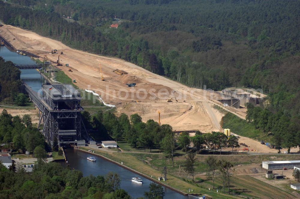 Aerial photograph NIEDERFINOW - Das Wasserstraßen-Neubauamt Berlin den Bauauftrag für den Neubau des Schiffshebewerkes Niederfinow Nord vergeben. Der Zuschlag wurde auf das Angebot der Bietergemeinschaft Neues Schiffshebewerk Niederfinow unter Federführung der Bilfinger Berger AG erteilt. Der Bietergemeinschaft gehören weiter: die DSD Brückenbau GmbH, die Johann Bunte Bauunternehmung GmbH & Co. KG und die Siemag GmbH an. Die geplante Bauzeit für das neue Schiffshebewerk beträgt fünf Jahre, die Baukosten für die Gesamtanlage liegen bei rd. 285 Mio. Euro und werden durch den Bund finanziert. Seit Mitte Februar 2009 wird die Baugrubenumschließung für das neue Schiffshebewerk hergestellt. Es werden 217 Träger und 214 Zwischenbohlen in den Baugrund eingebracht. Die Träger haben eine Länge von ca. 22m und wiegen einzeln etwa 5,7 Tonnen. Die Rüttelarbeiten für die Baugrube werden voraussichtlich bis Ende April andauern.Mit einem Investitionsvolumen von rd. 285. Mio € entsteht in Niederfinow bis zum Jahr 2014 ein neues Schiffshebewerk der europäischen Wasserstraßenklasse V. Der Neubau ist dringend erforderlich, weil das alte Schiffshebewerk aus dem Jahr 1934 bald das Ende seiner Lebensdauer erreicht hat. Um die Funktion der Havel-Oder-Wasserstraße aufrechtzuerhalten, muss es daher planmäßig durch einen Neubau ersetzt werden.