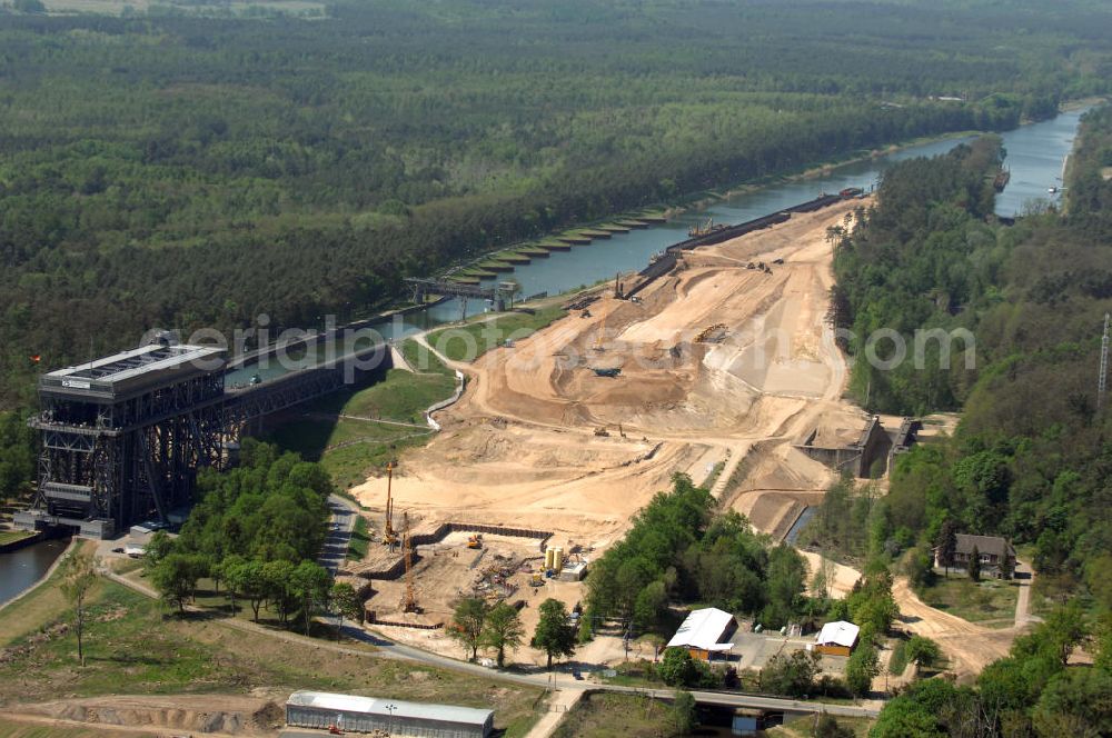 NIEDERFINOW from the bird's eye view: Das Wasserstraßen-Neubauamt Berlin den Bauauftrag für den Neubau des Schiffshebewerkes Niederfinow Nord vergeben. Der Zuschlag wurde auf das Angebot der Bietergemeinschaft Neues Schiffshebewerk Niederfinow unter Federführung der Bilfinger Berger AG erteilt. Der Bietergemeinschaft gehören weiter: die DSD Brückenbau GmbH, die Johann Bunte Bauunternehmung GmbH & Co. KG und die Siemag GmbH an. Die geplante Bauzeit für das neue Schiffshebewerk beträgt fünf Jahre, die Baukosten für die Gesamtanlage liegen bei rd. 285 Mio. Euro und werden durch den Bund finanziert. Seit Mitte Februar 2009 wird die Baugrubenumschließung für das neue Schiffshebewerk hergestellt. Es werden 217 Träger und 214 Zwischenbohlen in den Baugrund eingebracht. Die Träger haben eine Länge von ca. 22m und wiegen einzeln etwa 5,7 Tonnen. Die Rüttelarbeiten für die Baugrube werden voraussichtlich bis Ende April andauern.Mit einem Investitionsvolumen von rd. 285. Mio € entsteht in Niederfinow bis zum Jahr 2014 ein neues Schiffshebewerk der europäischen Wasserstraßenklasse V. Der Neubau ist dringend erforderlich, weil das alte Schiffshebewerk aus dem Jahr 1934 bald das Ende seiner Lebensdauer erreicht hat. Um die Funktion der Havel-Oder-Wasserstraße aufrechtzuerhalten, muss es daher planmäßig durch einen Neubau ersetzt werden.