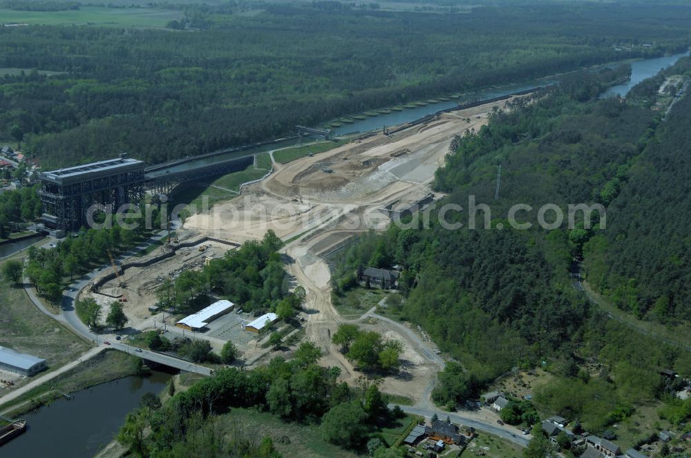 Aerial image NIEDERFINOW - Das Wasserstraßen-Neubauamt Berlin den Bauauftrag für den Neubau des Schiffshebewerkes Niederfinow Nord vergeben. Der Zuschlag wurde auf das Angebot der Bietergemeinschaft Neues Schiffshebewerk Niederfinow unter Federführung der Bilfinger Berger AG erteilt. Der Bietergemeinschaft gehören weiter: die DSD Brückenbau GmbH, die Johann Bunte Bauunternehmung GmbH & Co. KG und die Siemag GmbH an. Die geplante Bauzeit für das neue Schiffshebewerk beträgt fünf Jahre, die Baukosten für die Gesamtanlage liegen bei rd. 285 Mio. Euro und werden durch den Bund finanziert. Seit Mitte Februar 2009 wird die Baugrubenumschließung für das neue Schiffshebewerk hergestellt. Es werden 217 Träger und 214 Zwischenbohlen in den Baugrund eingebracht. Die Träger haben eine Länge von ca. 22m und wiegen einzeln etwa 5,7 Tonnen. Die Rüttelarbeiten für die Baugrube werden voraussichtlich bis Ende April andauern.Mit einem Investitionsvolumen von rd. 285. Mio € entsteht in Niederfinow bis zum Jahr 2014 ein neues Schiffshebewerk der europäischen Wasserstraßenklasse V. Der Neubau ist dringend erforderlich, weil das alte Schiffshebewerk aus dem Jahr 1934 bald das Ende seiner Lebensdauer erreicht hat. Um die Funktion der Havel-Oder-Wasserstraße aufrechtzuerhalten, muss es daher planmäßig durch einen Neubau ersetzt werden.