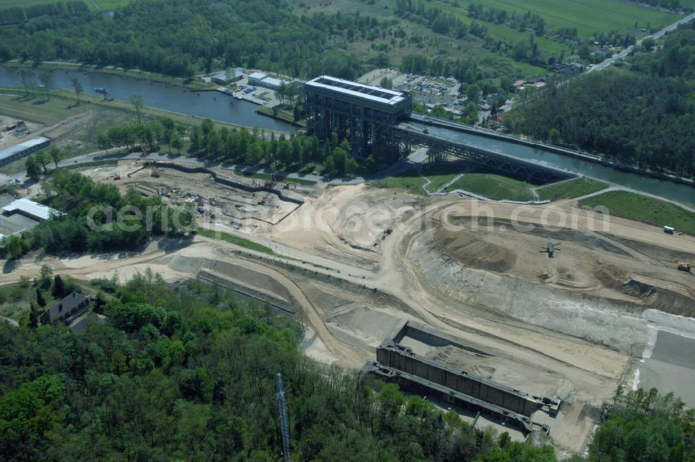 NIEDERFINOW from above - Das Wasserstraßen-Neubauamt Berlin den Bauauftrag für den Neubau des Schiffshebewerkes Niederfinow Nord vergeben. Der Zuschlag wurde auf das Angebot der Bietergemeinschaft Neues Schiffshebewerk Niederfinow unter Federführung der Bilfinger Berger AG erteilt. Der Bietergemeinschaft gehören weiter: die DSD Brückenbau GmbH, die Johann Bunte Bauunternehmung GmbH & Co. KG und die Siemag GmbH an. Die geplante Bauzeit für das neue Schiffshebewerk beträgt fünf Jahre, die Baukosten für die Gesamtanlage liegen bei rd. 285 Mio. Euro und werden durch den Bund finanziert. Seit Mitte Februar 2009 wird die Baugrubenumschließung für das neue Schiffshebewerk hergestellt. Es werden 217 Träger und 214 Zwischenbohlen in den Baugrund eingebracht. Die Träger haben eine Länge von ca. 22m und wiegen einzeln etwa 5,7 Tonnen. Die Rüttelarbeiten für die Baugrube werden voraussichtlich bis Ende April andauern.Mit einem Investitionsvolumen von rd. 285. Mio € entsteht in Niederfinow bis zum Jahr 2014 ein neues Schiffshebewerk der europäischen Wasserstraßenklasse V. Der Neubau ist dringend erforderlich, weil das alte Schiffshebewerk aus dem Jahr 1934 bald das Ende seiner Lebensdauer erreicht hat. Um die Funktion der Havel-Oder-Wasserstraße aufrechtzuerhalten, muss es daher planmäßig durch einen Neubau ersetzt werden.