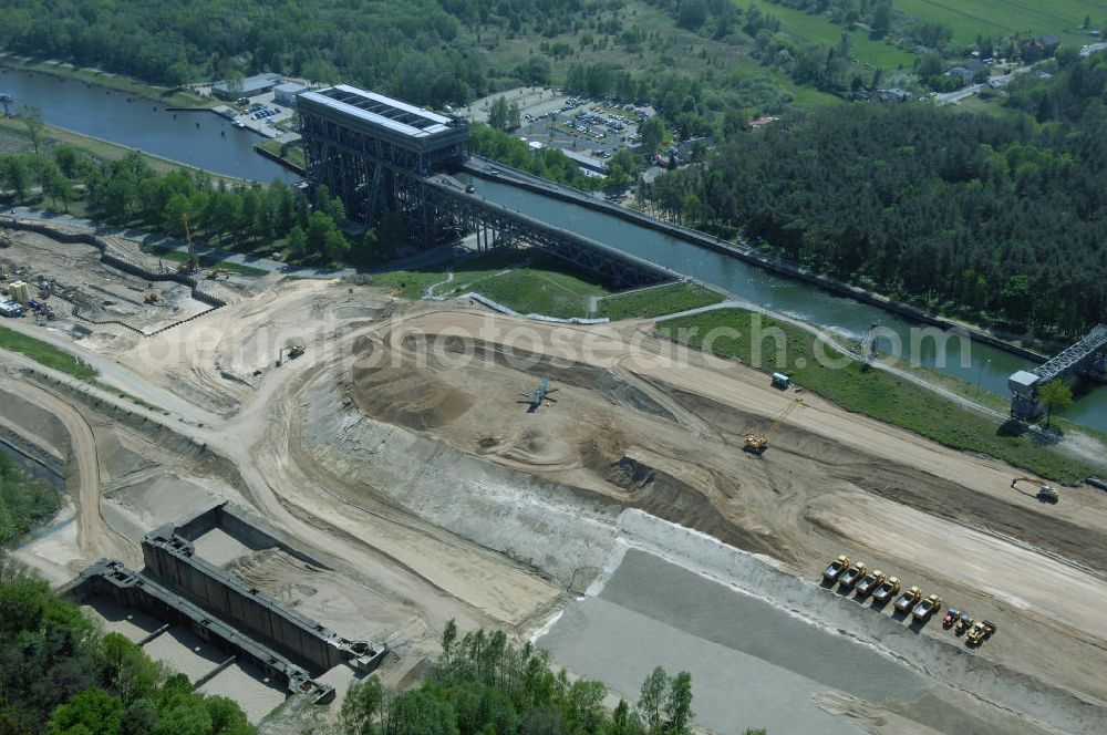 NIEDERFINOW from the bird's eye view: Das Wasserstraßen-Neubauamt Berlin den Bauauftrag für den Neubau des Schiffshebewerkes Niederfinow Nord vergeben. Der Zuschlag wurde auf das Angebot der Bietergemeinschaft Neues Schiffshebewerk Niederfinow unter Federführung der Bilfinger Berger AG erteilt. Der Bietergemeinschaft gehören weiter: die DSD Brückenbau GmbH, die Johann Bunte Bauunternehmung GmbH & Co. KG und die Siemag GmbH an. Die geplante Bauzeit für das neue Schiffshebewerk beträgt fünf Jahre, die Baukosten für die Gesamtanlage liegen bei rd. 285 Mio. Euro und werden durch den Bund finanziert. Seit Mitte Februar 2009 wird die Baugrubenumschließung für das neue Schiffshebewerk hergestellt. Es werden 217 Träger und 214 Zwischenbohlen in den Baugrund eingebracht. Die Träger haben eine Länge von ca. 22m und wiegen einzeln etwa 5,7 Tonnen. Die Rüttelarbeiten für die Baugrube werden voraussichtlich bis Ende April andauern.Mit einem Investitionsvolumen von rd. 285. Mio € entsteht in Niederfinow bis zum Jahr 2014 ein neues Schiffshebewerk der europäischen Wasserstraßenklasse V. Der Neubau ist dringend erforderlich, weil das alte Schiffshebewerk aus dem Jahr 1934 bald das Ende seiner Lebensdauer erreicht hat. Um die Funktion der Havel-Oder-Wasserstraße aufrechtzuerhalten, muss es daher planmäßig durch einen Neubau ersetzt werden.