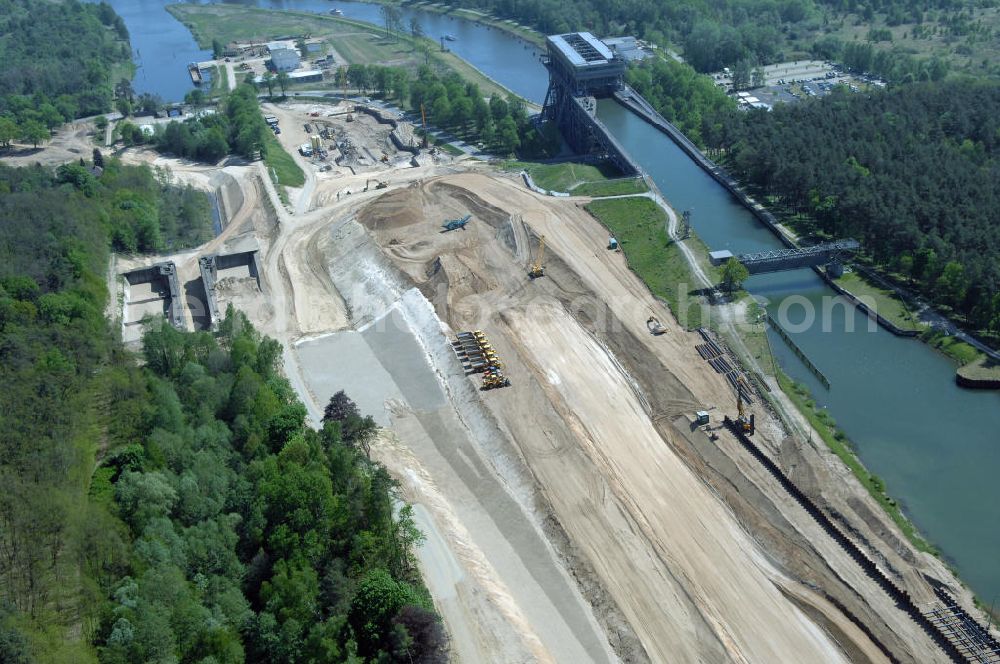 Aerial image NIEDERFINOW - Das Wasserstraßen-Neubauamt Berlin den Bauauftrag für den Neubau des Schiffshebewerkes Niederfinow Nord vergeben. Der Zuschlag wurde auf das Angebot der Bietergemeinschaft Neues Schiffshebewerk Niederfinow unter Federführung der Bilfinger Berger AG erteilt. Der Bietergemeinschaft gehören weiter: die DSD Brückenbau GmbH, die Johann Bunte Bauunternehmung GmbH & Co. KG und die Siemag GmbH an. Die geplante Bauzeit für das neue Schiffshebewerk beträgt fünf Jahre, die Baukosten für die Gesamtanlage liegen bei rd. 285 Mio. Euro und werden durch den Bund finanziert. Seit Mitte Februar 2009 wird die Baugrubenumschließung für das neue Schiffshebewerk hergestellt. Es werden 217 Träger und 214 Zwischenbohlen in den Baugrund eingebracht. Die Träger haben eine Länge von ca. 22m und wiegen einzeln etwa 5,7 Tonnen. Die Rüttelarbeiten für die Baugrube werden voraussichtlich bis Ende April andauern.Mit einem Investitionsvolumen von rd. 285. Mio € entsteht in Niederfinow bis zum Jahr 2014 ein neues Schiffshebewerk der europäischen Wasserstraßenklasse V. Der Neubau ist dringend erforderlich, weil das alte Schiffshebewerk aus dem Jahr 1934 bald das Ende seiner Lebensdauer erreicht hat. Um die Funktion der Havel-Oder-Wasserstraße aufrechtzuerhalten, muss es daher planmäßig durch einen Neubau ersetzt werden.