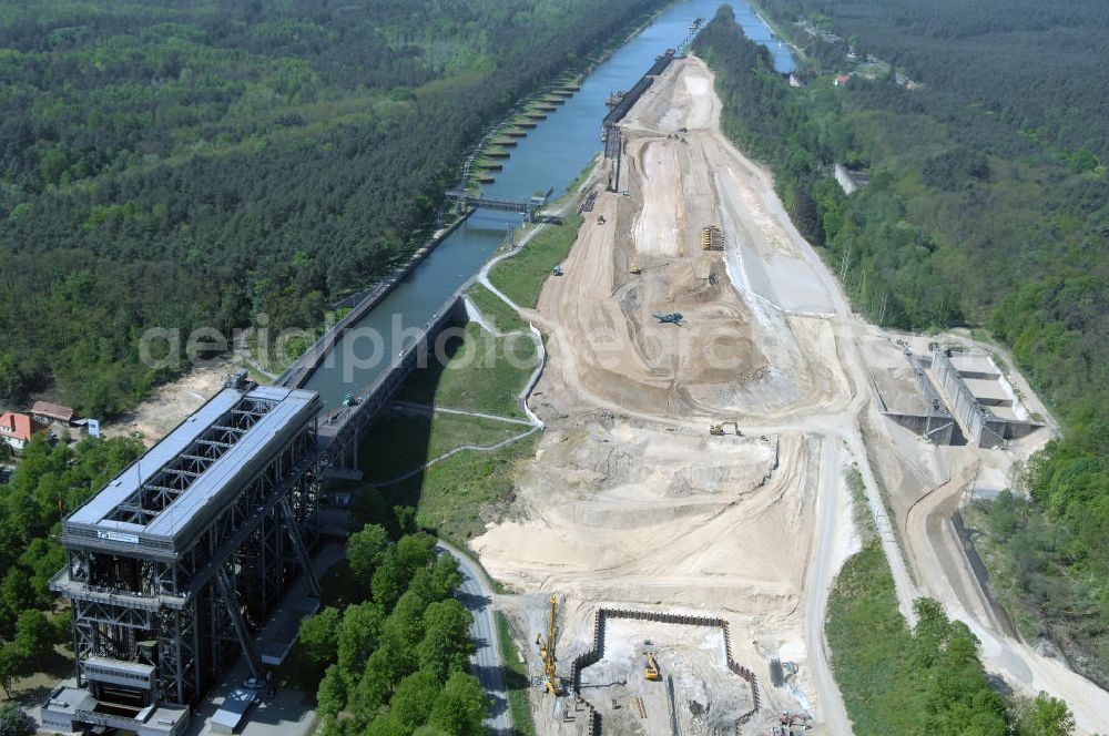 Aerial photograph NIEDERFINOW - Das Wasserstraßen-Neubauamt Berlin den Bauauftrag für den Neubau des Schiffshebewerkes Niederfinow Nord vergeben. Der Zuschlag wurde auf das Angebot der Bietergemeinschaft Neues Schiffshebewerk Niederfinow unter Federführung der Bilfinger Berger AG erteilt. Der Bietergemeinschaft gehören weiter: die DSD Brückenbau GmbH, die Johann Bunte Bauunternehmung GmbH & Co. KG und die Siemag GmbH an. Die geplante Bauzeit für das neue Schiffshebewerk beträgt fünf Jahre, die Baukosten für die Gesamtanlage liegen bei rd. 285 Mio. Euro und werden durch den Bund finanziert. Seit Mitte Februar 2009 wird die Baugrubenumschließung für das neue Schiffshebewerk hergestellt. Es werden 217 Träger und 214 Zwischenbohlen in den Baugrund eingebracht. Die Träger haben eine Länge von ca. 22m und wiegen einzeln etwa 5,7 Tonnen. Die Rüttelarbeiten für die Baugrube werden voraussichtlich bis Ende April andauern.Mit einem Investitionsvolumen von rd. 285. Mio € entsteht in Niederfinow bis zum Jahr 2014 ein neues Schiffshebewerk der europäischen Wasserstraßenklasse V. Der Neubau ist dringend erforderlich, weil das alte Schiffshebewerk aus dem Jahr 1934 bald das Ende seiner Lebensdauer erreicht hat. Um die Funktion der Havel-Oder-Wasserstraße aufrechtzuerhalten, muss es daher planmäßig durch einen Neubau ersetzt werden.