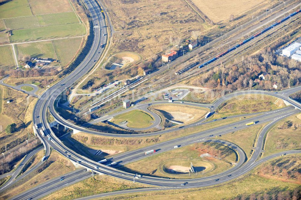 Großbeeren from the bird's eye view: Neubau des Schnellstraßenverlaufes am Kreuz Großbeeren. Der Verkehrsknoten Großbeeren der neuen L 40 mit der neuen B 101 wurde am 21. April 2006 freigegeben. Durch gleichzeitige Anbindung des Güterverkehrszentrums an das Kreuz der je vierstreifigen Schnellstraßen wird es teils als Spaghettikreuz bezeichnet. Die neue L 40 reicht von Großbeeren bis zum Ortseingang Güterfelde. Ein Projekt des Landesbetrieb Straßenwesen Brandenburg. Highways - Cross Großbeeren.