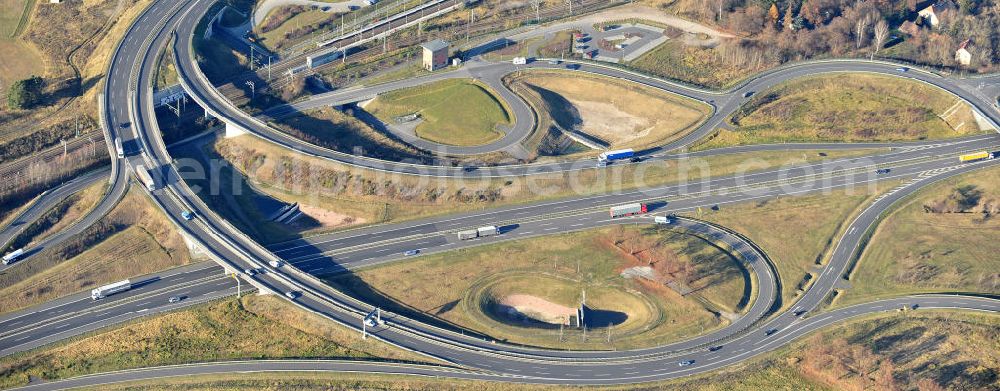 Aerial image Großbeeren - Neubau des Schnellstraßenverlaufes am Kreuz Großbeeren. Der Verkehrsknoten Großbeeren der neuen L 40 mit der neuen B 101 wurde am 21. April 2006 freigegeben. Durch gleichzeitige Anbindung des Güterverkehrszentrums an das Kreuz der je vierstreifigen Schnellstraßen wird es teils als Spaghettikreuz bezeichnet. Die neue L 40 reicht von Großbeeren bis zum Ortseingang Güterfelde. Ein Projekt des Landesbetrieb Straßenwesen Brandenburg. Highways - Cross Großbeeren.