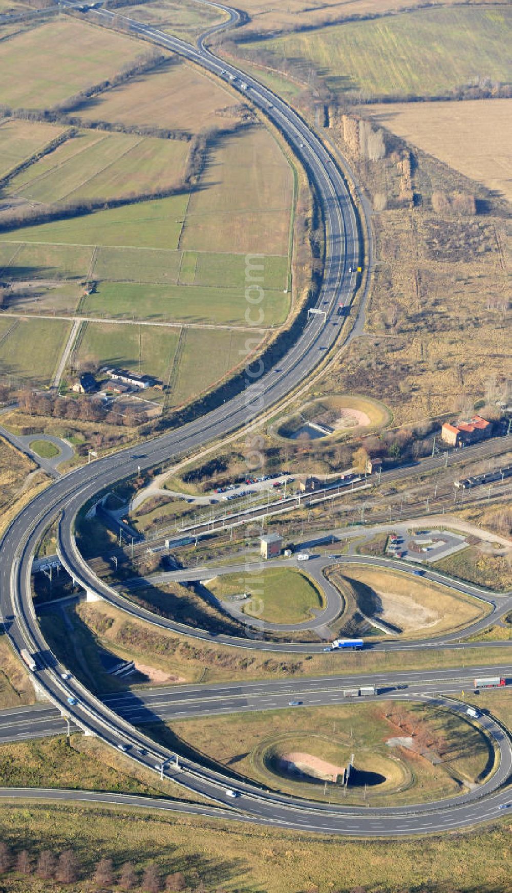 Aerial photograph Großbeeren - Neubau des Schnellstraßenverlaufes am Kreuz Großbeeren. Der Verkehrsknoten Großbeeren der neuen L 40 mit der neuen B 101 wurde am 21. April 2006 freigegeben. Durch gleichzeitige Anbindung des Güterverkehrszentrums an das Kreuz der je vierstreifigen Schnellstraßen wird es teils als Spaghettikreuz bezeichnet. Die neue L 40 reicht von Großbeeren bis zum Ortseingang Güterfelde. Ein Projekt des Landesbetrieb Straßenwesen Brandenburg. Highways - Cross Großbeeren.