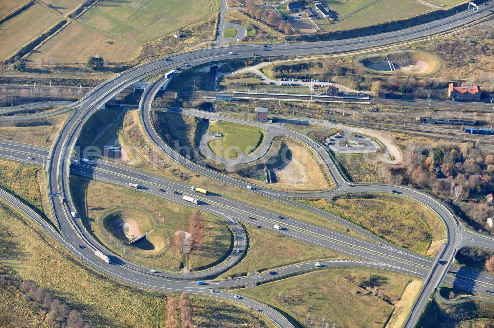 Großbeeren from above - Neubau des Schnellstraßenverlaufes am Kreuz Großbeeren. Der Verkehrsknoten Großbeeren der neuen L 40 mit der neuen B 101 wurde am 21. April 2006 freigegeben. Durch gleichzeitige Anbindung des Güterverkehrszentrums an das Kreuz der je vierstreifigen Schnellstraßen wird es teils als Spaghettikreuz bezeichnet. Die neue L 40 reicht von Großbeeren bis zum Ortseingang Güterfelde. Ein Projekt des Landesbetrieb Straßenwesen Brandenburg. Highways - Cross Großbeeren.