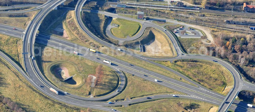 Großbeeren from the bird's eye view: Neubau des Schnellstraßenverlaufes am Kreuz Großbeeren. Der Verkehrsknoten Großbeeren der neuen L 40 mit der neuen B 101 wurde am 21. April 2006 freigegeben. Durch gleichzeitige Anbindung des Güterverkehrszentrums an das Kreuz der je vierstreifigen Schnellstraßen wird es teils als Spaghettikreuz bezeichnet. Die neue L 40 reicht von Großbeeren bis zum Ortseingang Güterfelde. Ein Projekt des Landesbetrieb Straßenwesen Brandenburg. Highways - Cross Großbeeren.