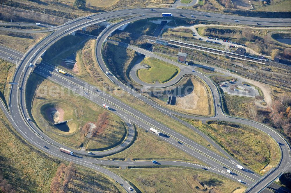 Aerial image Großbeeren - Neubau des Schnellstraßenverlaufes am Kreuz Großbeeren. Der Verkehrsknoten Großbeeren der neuen L 40 mit der neuen B 101 wurde am 21. April 2006 freigegeben. Durch gleichzeitige Anbindung des Güterverkehrszentrums an das Kreuz der je vierstreifigen Schnellstraßen wird es teils als Spaghettikreuz bezeichnet. Die neue L 40 reicht von Großbeeren bis zum Ortseingang Güterfelde. Ein Projekt des Landesbetrieb Straßenwesen Brandenburg. Highways - Cross Großbeeren.