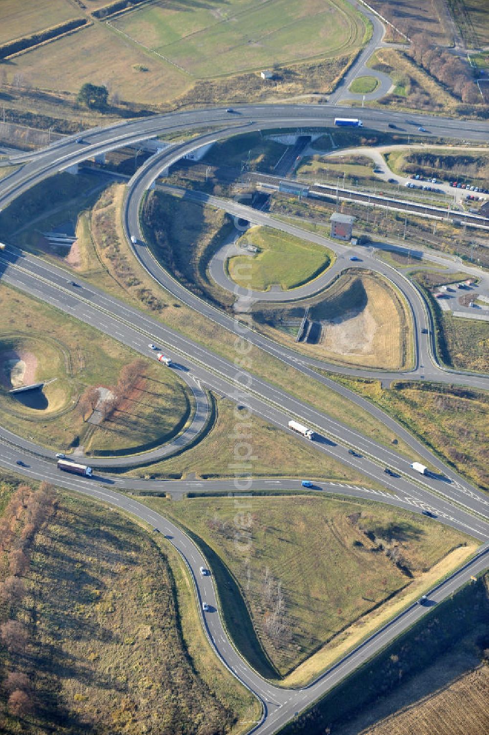 Aerial photograph Großbeeren - Neubau des Schnellstraßenverlaufes am Kreuz Großbeeren. Der Verkehrsknoten Großbeeren der neuen L 40 mit der neuen B 101 wurde am 21. April 2006 freigegeben. Durch gleichzeitige Anbindung des Güterverkehrszentrums an das Kreuz der je vierstreifigen Schnellstraßen wird es teils als Spaghettikreuz bezeichnet. Die neue L 40 reicht von Großbeeren bis zum Ortseingang Güterfelde. Ein Projekt des Landesbetrieb Straßenwesen Brandenburg. Highways - Cross Großbeeren.