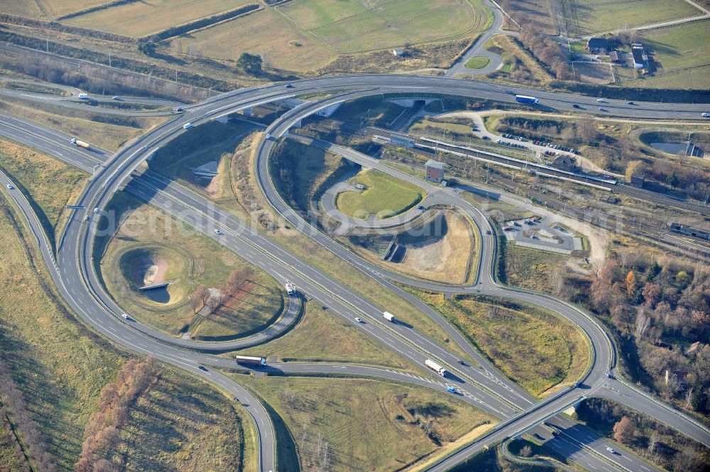 Großbeeren from above - Neubau des Schnellstraßenverlaufes am Kreuz Großbeeren. Der Verkehrsknoten Großbeeren der neuen L 40 mit der neuen B 101 wurde am 21. April 2006 freigegeben. Durch gleichzeitige Anbindung des Güterverkehrszentrums an das Kreuz der je vierstreifigen Schnellstraßen wird es teils als Spaghettikreuz bezeichnet. Die neue L 40 reicht von Großbeeren bis zum Ortseingang Güterfelde. Ein Projekt des Landesbetrieb Straßenwesen Brandenburg. Highways - Cross Großbeeren.