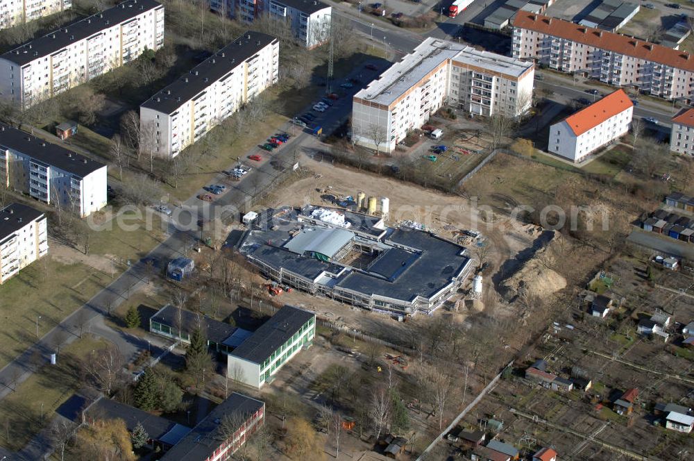 Hennigsdorf from above - Blick auf die Baustelle der neuen KITA an der Schönwalder Straße in Hennigsdorf bei Berlin. Die Baugrunduntersuchung wurde ausgeführt durch Ingenieurbüro Knuth GmbH, Olaf Knuth, Bergfelder Str. 1, 16547 Birkenwerder. Planung und Baubetreuung durch Schwarz, Kunze und Partner,