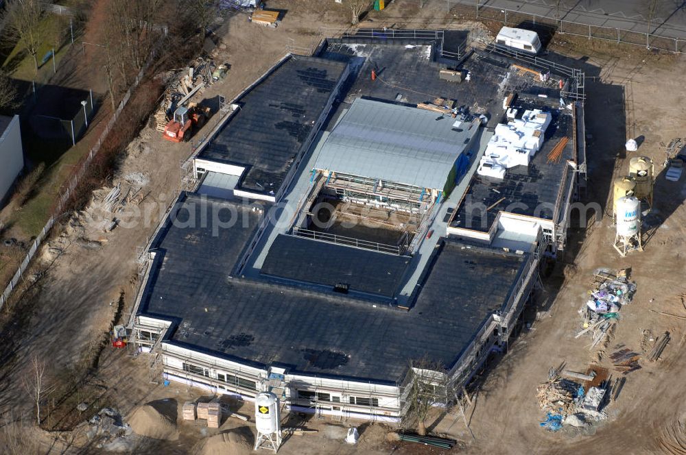 Aerial photograph Hennigsdorf - Blick auf die Baustelle der neuen KITA an der Schönwalder Straße in Hennigsdorf bei Berlin. Die Baugrunduntersuchung wurde ausgeführt durch Ingenieurbüro Knuth GmbH, Olaf Knuth, Bergfelder Str. 1, 16547 Birkenwerder. Planung und Baubetreuung durch Schwarz, Kunze und Partner,