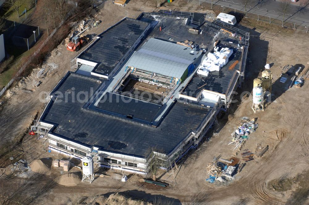 Hennigsdorf from above - Blick auf die Baustelle der neuen KITA an der Schönwalder Straße in Hennigsdorf bei Berlin. Die Baugrunduntersuchung wurde ausgeführt durch Ingenieurbüro Knuth GmbH, Olaf Knuth, Bergfelder Str. 1, 16547 Birkenwerder. Planung und Baubetreuung durch Schwarz, Kunze und Partner,