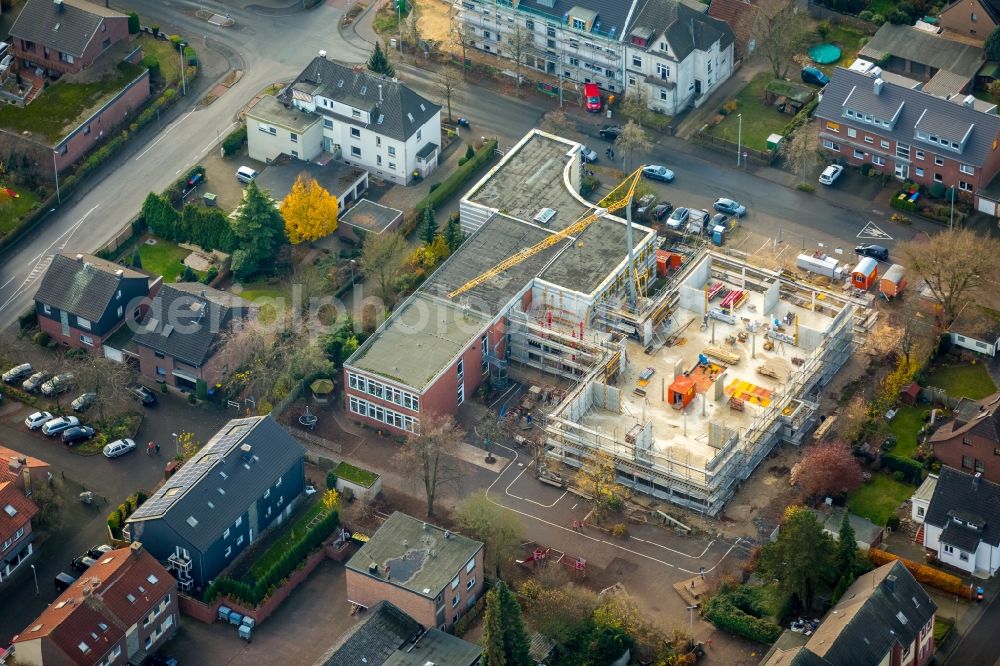 Dinslaken from above - School building of the Bruchschule on the Hedwigstrasse in the district Eppinghoven in Dinslaken in the state North Rhine-Westphalia