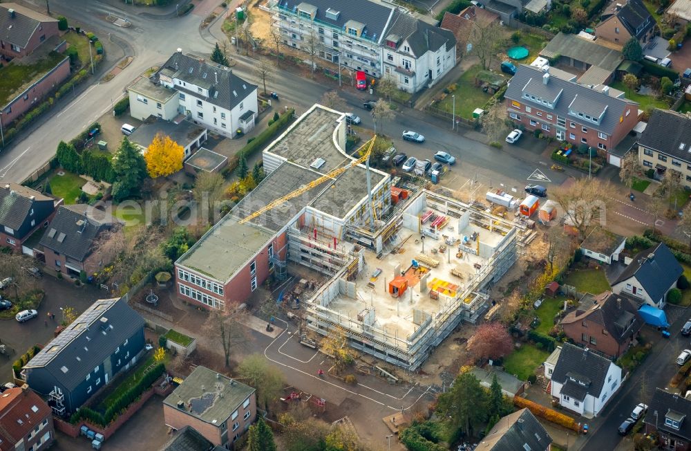 Dinslaken from the bird's eye view: School building of the Bruchschule on the Hedwigstrasse in the district Eppinghoven in Dinslaken in the state North Rhine-Westphalia