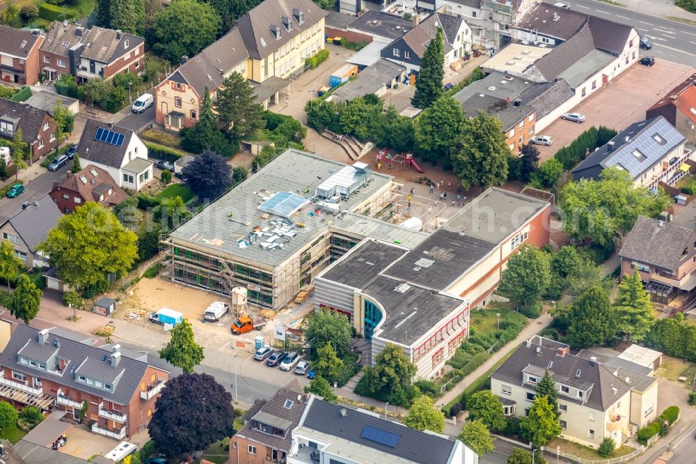 Aerial image Dinslaken - School building of the Bruchschule on the Hedwigstrasse in the district Eppinghoven in Dinslaken in the state North Rhine-Westphalia