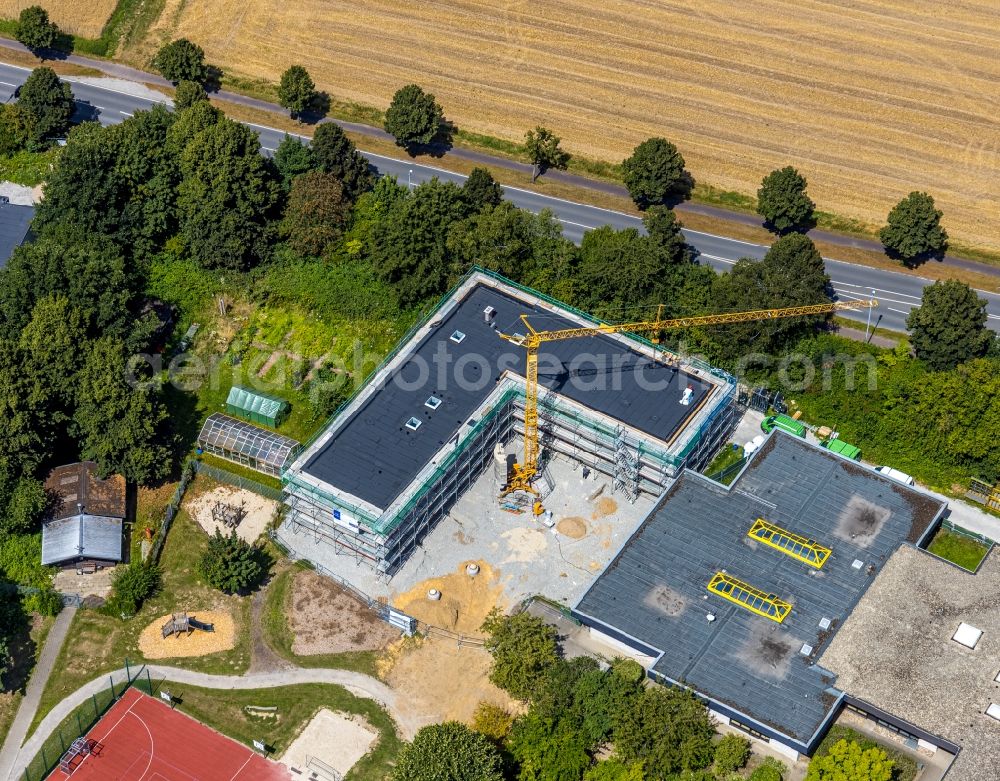 Soest from the bird's eye view: New construction site of the school building on Bodelschwinghschule and of Jacob-Grimm-Schule Vor dem Schueltingertor in Soest in the state North Rhine-Westphalia, Germany