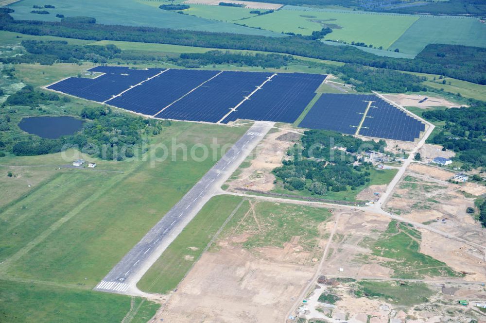 Aerial photograph Tutow - Neuer Bauabschnitt des Solarenergiepark am Flugplatz Tutow in Mecklenburg - Vorpommern. Die juwi solar GmbH errichtet hier auf ca. 21 Hektar einen Solarpark mit ca. 65.500 Quadratmetern Solarmodulfläche bei ca. 91.000200 Einzelmodulen und einer Nennleistung von ca. 6780 Kilowattstunden jährlich. Modulhersteller ist die First Solar GmbH, die Unterkonstruktionen werden von der Fa. Schletter Leichtmetallbau GmbH errichtet. View of the second section of the solar energy park at the airport Tutow in Mecklenburg - Western Pomerania.