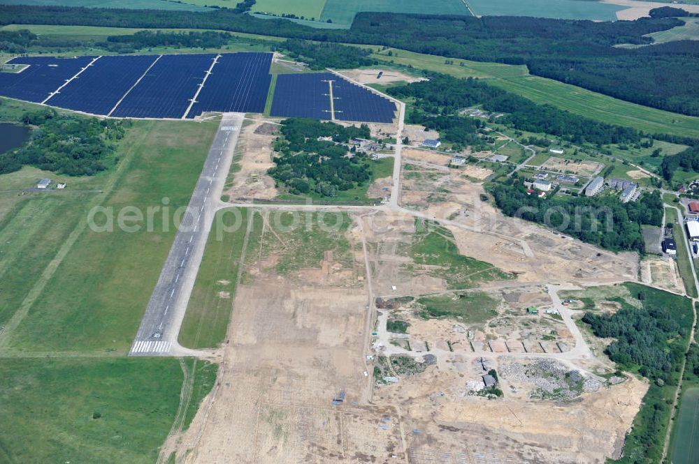 Tutow from above - Neuer Bauabschnitt des Solarenergiepark am Flugplatz Tutow in Mecklenburg - Vorpommern. Die juwi solar GmbH errichtet hier auf ca. 21 Hektar einen Solarpark mit ca. 65.500 Quadratmetern Solarmodulfläche bei ca. 91.000200 Einzelmodulen und einer Nennleistung von ca. 6780 Kilowattstunden jährlich. Modulhersteller ist die First Solar GmbH, die Unterkonstruktionen werden von der Fa. Schletter Leichtmetallbau GmbH errichtet. View of the second section of the solar energy park at the airport Tutow in Mecklenburg - Western Pomerania.