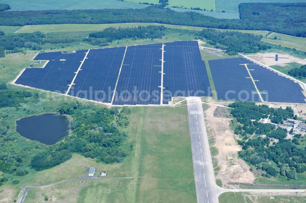 Tutow from above - Neuer Bauabschnitt des Solarenergiepark am Flugplatz Tutow in Mecklenburg - Vorpommern. Die juwi solar GmbH errichtet hier auf ca. 21 Hektar einen Solarpark mit ca. 65.500 Quadratmetern Solarmodulfläche bei ca. 91.000200 Einzelmodulen und einer Nennleistung von ca. 6780 Kilowattstunden jährlich. Modulhersteller ist die First Solar GmbH, die Unterkonstruktionen werden von der Fa. Schletter Leichtmetallbau GmbH errichtet. View of the second section of the solar energy park at the airport Tutow in Mecklenburg - Western Pomerania.