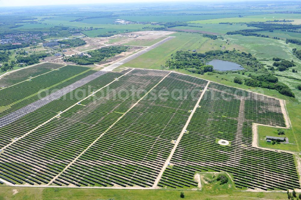 Aerial photograph Tutow - Neuer Bauabschnitt des Solarenergiepark am Flugplatz Tutow in Mecklenburg - Vorpommern. Die juwi solar GmbH errichtet hier auf ca. 21 Hektar einen Solarpark mit ca. 65.500 Quadratmetern Solarmodulfläche bei ca. 91.000200 Einzelmodulen und einer Nennleistung von ca. 6780 Kilowattstunden jährlich. Modulhersteller ist die First Solar GmbH, die Unterkonstruktionen werden von der Fa. Schletter Leichtmetallbau GmbH errichtet. View of the second section of the solar energy park at the airport Tutow in Mecklenburg - Western Pomerania.