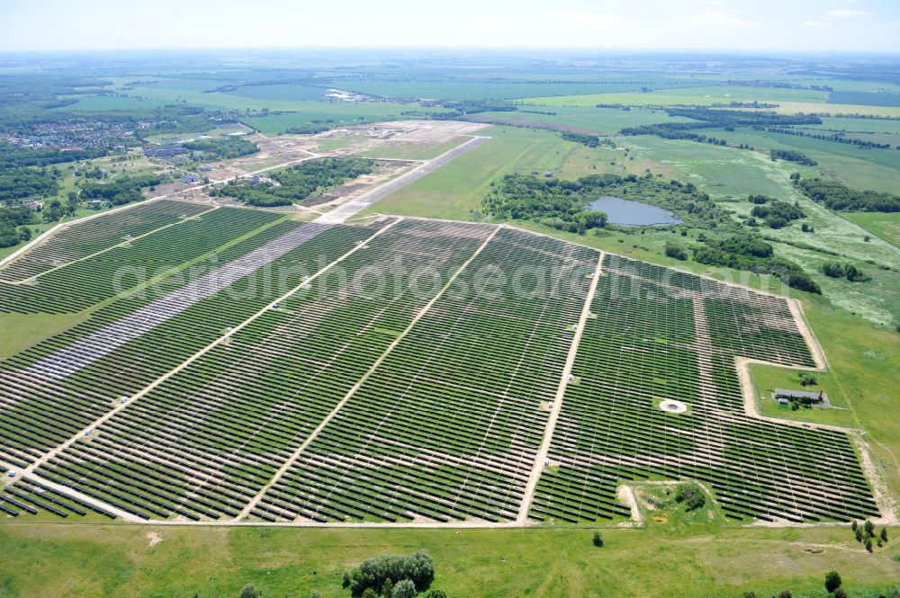 Tutow from above - Neuer Bauabschnitt des Solarenergiepark am Flugplatz Tutow in Mecklenburg - Vorpommern. Die juwi solar GmbH errichtet hier auf ca. 21 Hektar einen Solarpark mit ca. 65.500 Quadratmetern Solarmodulfläche bei ca. 91.000200 Einzelmodulen und einer Nennleistung von ca. 6780 Kilowattstunden jährlich. Modulhersteller ist die First Solar GmbH, die Unterkonstruktionen werden von der Fa. Schletter Leichtmetallbau GmbH errichtet. View of the second section of the solar energy park at the airport Tutow in Mecklenburg - Western Pomerania.