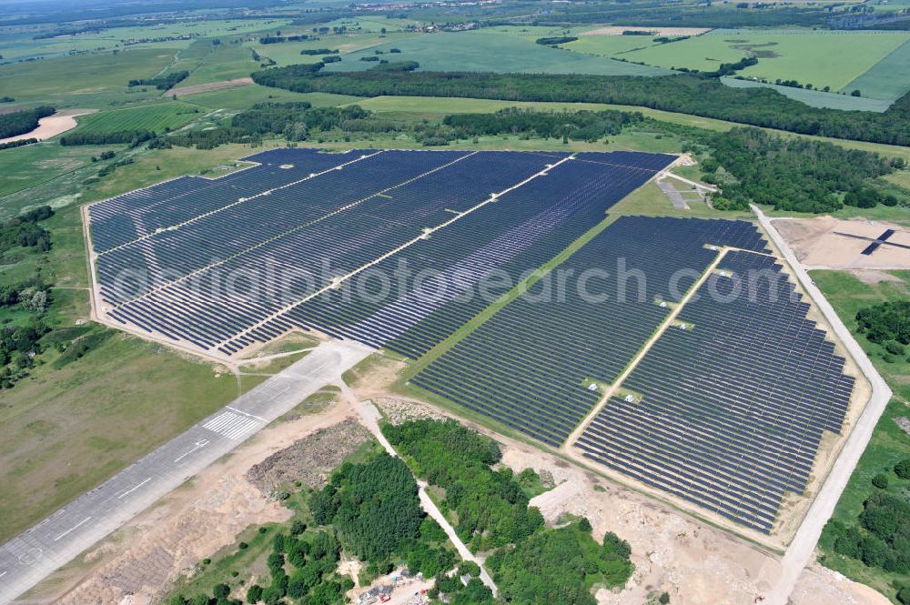 Aerial image Tutow - Neuer Bauabschnitt des Solarenergiepark am Flugplatz Tutow in Mecklenburg - Vorpommern. Die juwi solar GmbH errichtet hier auf ca. 21 Hektar einen Solarpark mit ca. 65.500 Quadratmetern Solarmodulfläche bei ca. 91.000200 Einzelmodulen und einer Nennleistung von ca. 6780 Kilowattstunden jährlich. Modulhersteller ist die First Solar GmbH, die Unterkonstruktionen werden von der Fa. Schletter Leichtmetallbau GmbH errichtet. View of the second section of the solar energy park at the airport Tutow in Mecklenburg - Western Pomerania.