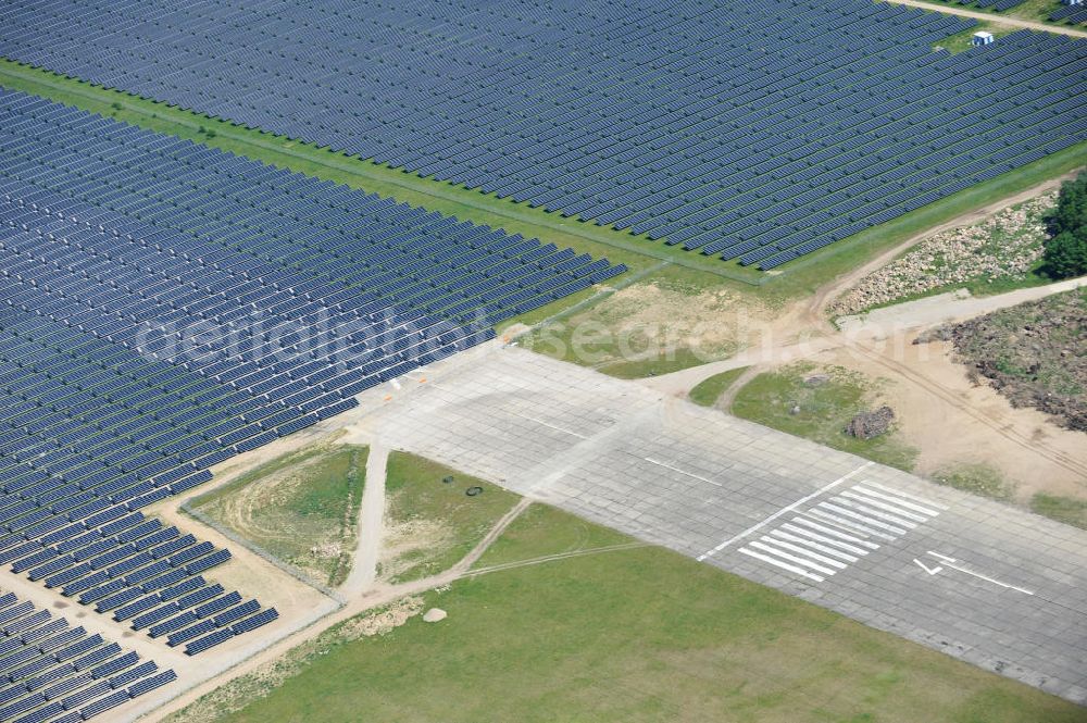 Aerial photograph Tutow - Neuer Bauabschnitt des Solarenergiepark am Flugplatz Tutow in Mecklenburg - Vorpommern. Die juwi solar GmbH errichtet hier auf ca. 21 Hektar einen Solarpark mit ca. 65.500 Quadratmetern Solarmodulfläche bei ca. 91.000200 Einzelmodulen und einer Nennleistung von ca. 6780 Kilowattstunden jährlich. Modulhersteller ist die First Solar GmbH, die Unterkonstruktionen werden von der Fa. Schletter Leichtmetallbau GmbH errichtet. View of the second section of the solar energy park at the airport Tutow in Mecklenburg - Western Pomerania.