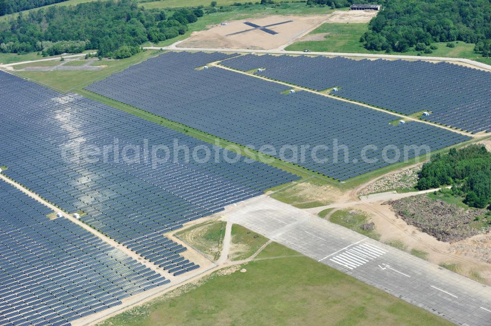 Tutow from above - Neuer Bauabschnitt des Solarenergiepark am Flugplatz Tutow in Mecklenburg - Vorpommern. Die juwi solar GmbH errichtet hier auf ca. 21 Hektar einen Solarpark mit ca. 65.500 Quadratmetern Solarmodulfläche bei ca. 91.000200 Einzelmodulen und einer Nennleistung von ca. 6780 Kilowattstunden jährlich. Modulhersteller ist die First Solar GmbH, die Unterkonstruktionen werden von der Fa. Schletter Leichtmetallbau GmbH errichtet. View of the second section of the solar energy park at the airport Tutow in Mecklenburg - Western Pomerania.