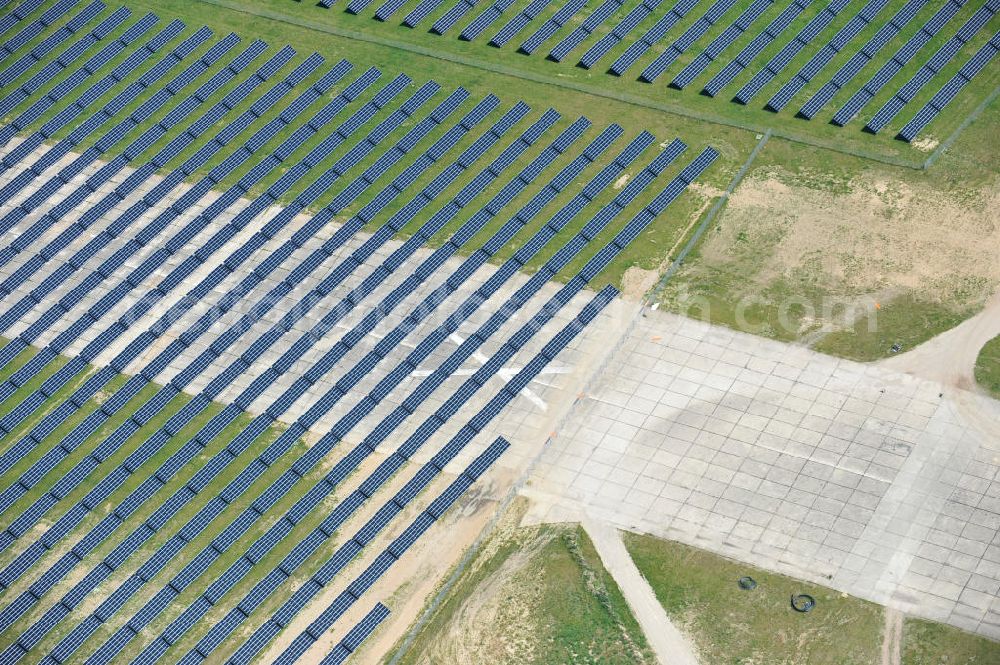 Aerial image Tutow - Neuer Bauabschnitt des Solarenergiepark am Flugplatz Tutow in Mecklenburg - Vorpommern. Die juwi solar GmbH errichtet hier auf ca. 21 Hektar einen Solarpark mit ca. 65.500 Quadratmetern Solarmodulfläche bei ca. 91.000200 Einzelmodulen und einer Nennleistung von ca. 6780 Kilowattstunden jährlich. Modulhersteller ist die First Solar GmbH, die Unterkonstruktionen werden von der Fa. Schletter Leichtmetallbau GmbH errichtet. View of the second section of the solar energy park at the airport Tutow in Mecklenburg - Western Pomerania.