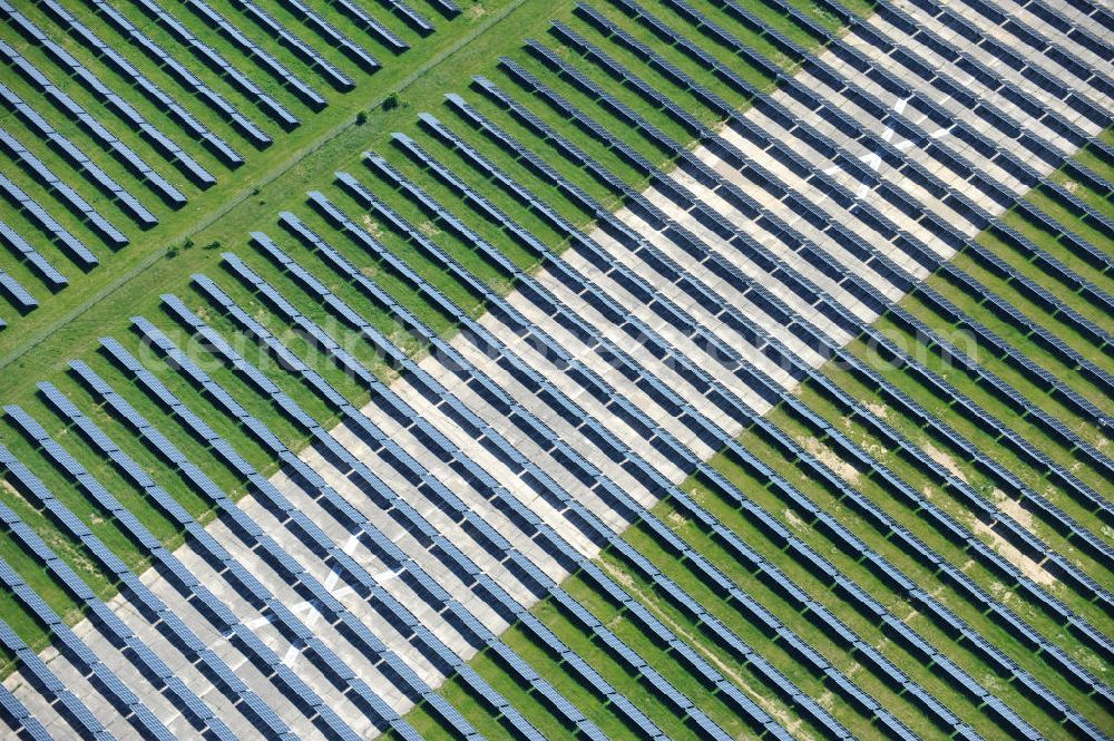 Tutow from above - Neuer Bauabschnitt des Solarenergiepark am Flugplatz Tutow in Mecklenburg - Vorpommern. Die juwi solar GmbH errichtet hier auf ca. 21 Hektar einen Solarpark mit ca. 65.500 Quadratmetern Solarmodulfläche bei ca. 91.000200 Einzelmodulen und einer Nennleistung von ca. 6780 Kilowattstunden jährlich. Modulhersteller ist die First Solar GmbH, die Unterkonstruktionen werden von der Fa. Schletter Leichtmetallbau GmbH errichtet. View of the second section of the solar energy park at the airport Tutow in Mecklenburg - Western Pomerania.