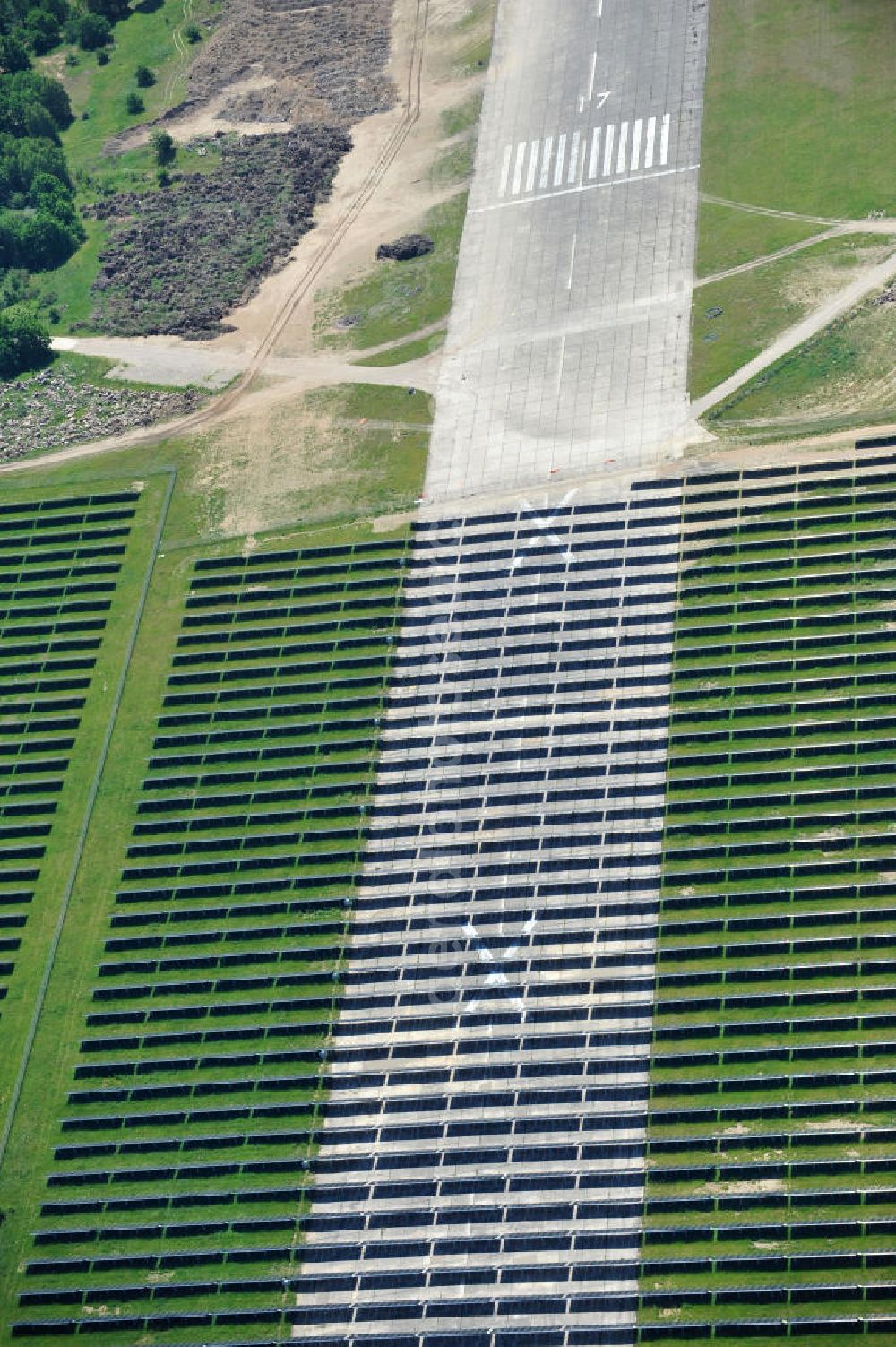 Aerial image Tutow - Neuer Bauabschnitt des Solarenergiepark am Flugplatz Tutow in Mecklenburg - Vorpommern. Die juwi solar GmbH errichtet hier auf ca. 21 Hektar einen Solarpark mit ca. 65.500 Quadratmetern Solarmodulfläche bei ca. 91.000200 Einzelmodulen und einer Nennleistung von ca. 6780 Kilowattstunden jährlich. Modulhersteller ist die First Solar GmbH, die Unterkonstruktionen werden von der Fa. Schletter Leichtmetallbau GmbH errichtet. View of the second section of the solar energy park at the airport Tutow in Mecklenburg - Western Pomerania.