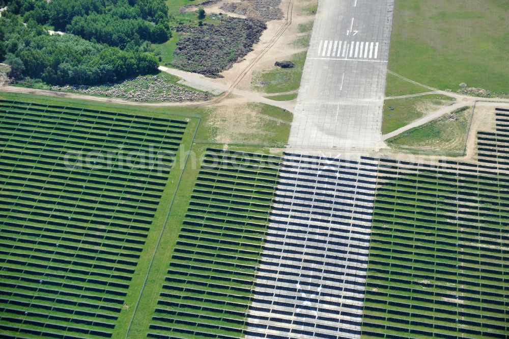 Tutow from above - Neuer Bauabschnitt des Solarenergiepark am Flugplatz Tutow in Mecklenburg - Vorpommern. Die juwi solar GmbH errichtet hier auf ca. 21 Hektar einen Solarpark mit ca. 65.500 Quadratmetern Solarmodulfläche bei ca. 91.000200 Einzelmodulen und einer Nennleistung von ca. 6780 Kilowattstunden jährlich. Modulhersteller ist die First Solar GmbH, die Unterkonstruktionen werden von der Fa. Schletter Leichtmetallbau GmbH errichtet. View of the second section of the solar energy park at the airport Tutow in Mecklenburg - Western Pomerania.