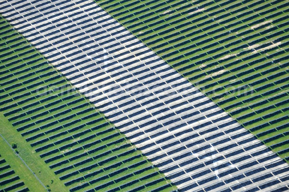 Aerial image Tutow - Neuer Bauabschnitt des Solarenergiepark am Flugplatz Tutow in Mecklenburg - Vorpommern. Die juwi solar GmbH errichtet hier auf ca. 21 Hektar einen Solarpark mit ca. 65.500 Quadratmetern Solarmodulfläche bei ca. 91.000200 Einzelmodulen und einer Nennleistung von ca. 6780 Kilowattstunden jährlich. Modulhersteller ist die First Solar GmbH, die Unterkonstruktionen werden von der Fa. Schletter Leichtmetallbau GmbH errichtet. View of the second section of the solar energy park at the airport Tutow in Mecklenburg - Western Pomerania.