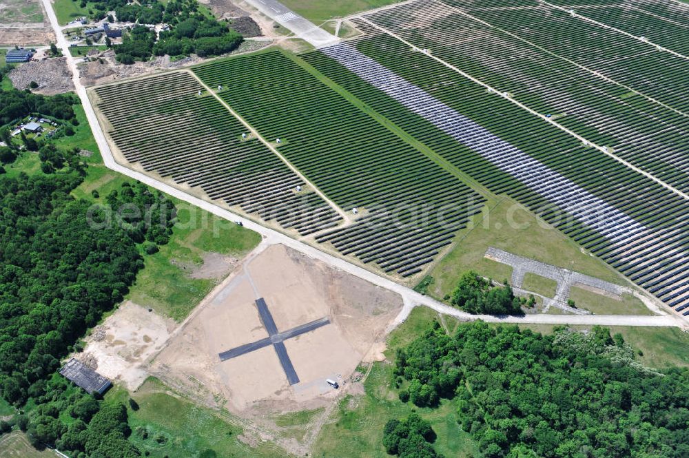 Aerial photograph Tutow - Neuer Bauabschnitt des Solarenergiepark am Flugplatz Tutow in Mecklenburg - Vorpommern. Die juwi solar GmbH errichtet hier auf ca. 21 Hektar einen Solarpark mit ca. 65.500 Quadratmetern Solarmodulfläche bei ca. 91.000200 Einzelmodulen und einer Nennleistung von ca. 6780 Kilowattstunden jährlich. Modulhersteller ist die First Solar GmbH, die Unterkonstruktionen werden von der Fa. Schletter Leichtmetallbau GmbH errichtet. View of the second section of the solar energy park at the airport Tutow in Mecklenburg - Western Pomerania.