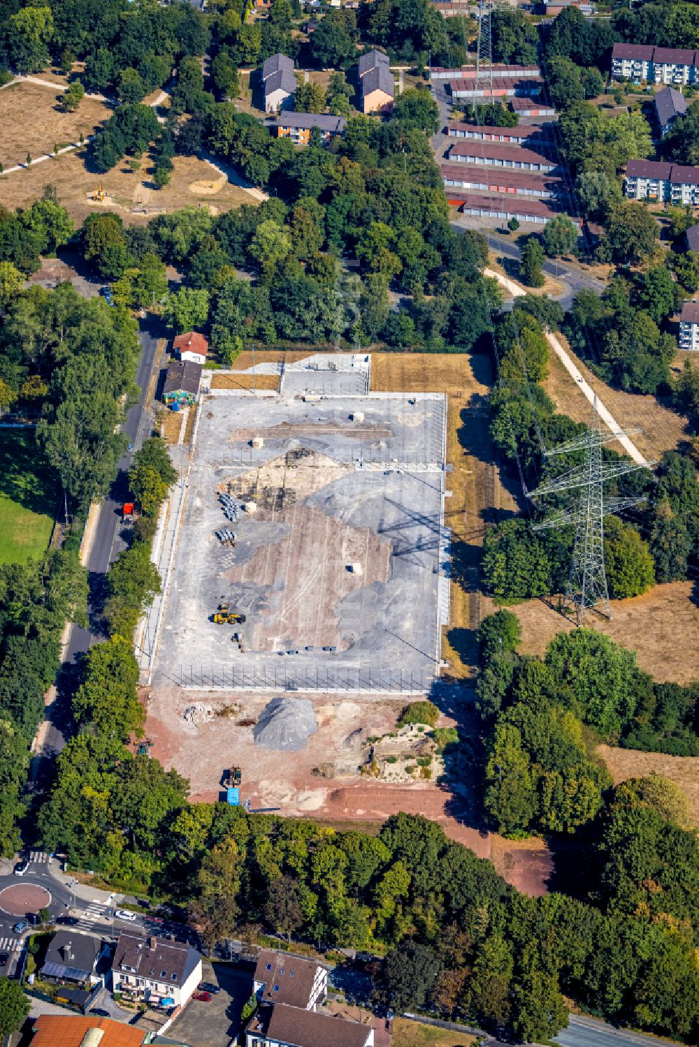 Dinslaken from the bird's eye view: Construction of new Ensemble of sports grounds Dorotheen Kampfbahn on street Zum Fischerbusch in Dinslaken at Ruhrgebiet in the state North Rhine-Westphalia, Germany