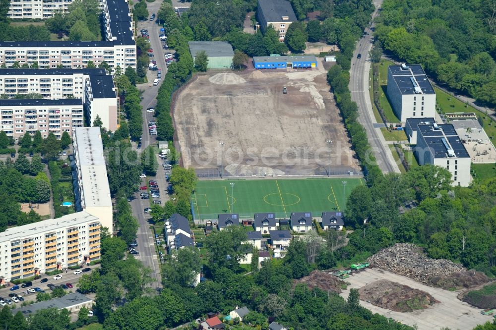 Berlin from the bird's eye view: Construction of new Ensemble of sports grounds Sportanlage a??Am Breiten Lucha?? on Wartenberger Strasse in the district Neu-Hohenschoenhausen in Berlin, Germany