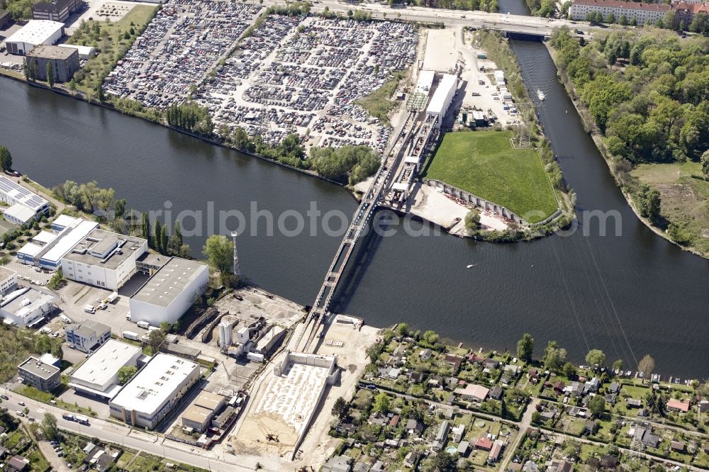 Berlin from the bird's eye view: River - bridge construction over the Spree as part of the South-East-Connection (SOV) in the area of Schoeneweide in Berlin in Germany. The new bridge will connect Koepenicker Landstrasse and Rummelsburger Strasse