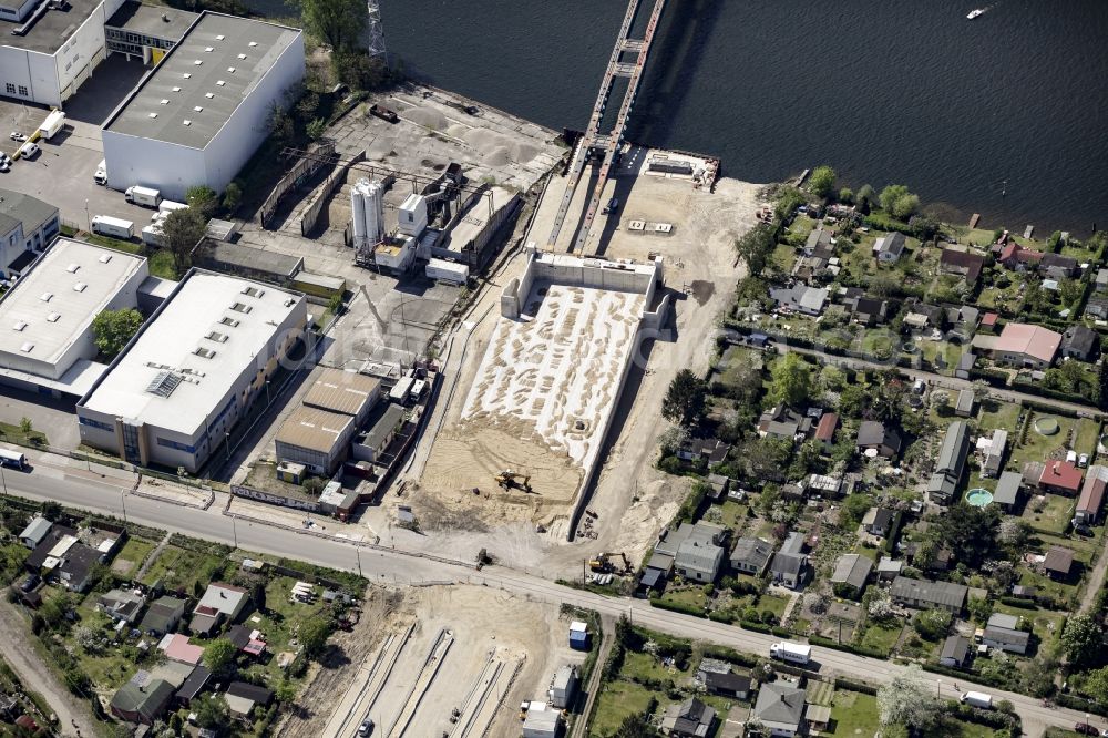 Aerial image Berlin - River - bridge construction over the Spree as part of the South-East-Connection (SOV) in the area of Schoeneweide in Berlin in Germany. The new bridge will connect Koepenicker Landstrasse and Rummelsburger Strasse