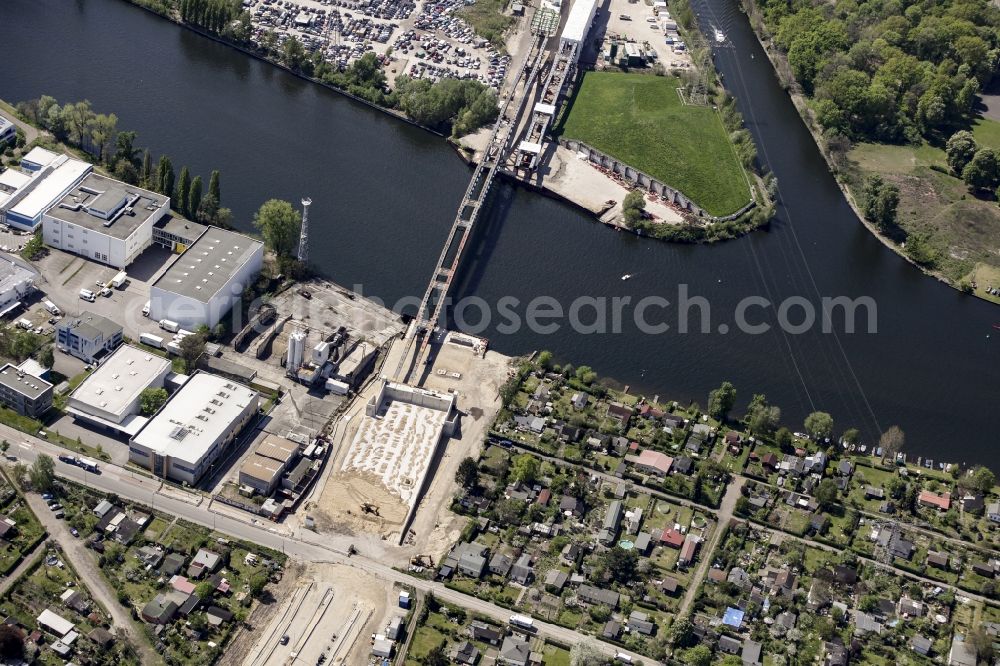 Aerial photograph Berlin - River - bridge construction over the Spree as part of the South-East-Connection (SOV) in the area of Schoeneweide in Berlin in Germany. The new bridge will connect Koepenicker Landstrasse and Rummelsburger Strasse