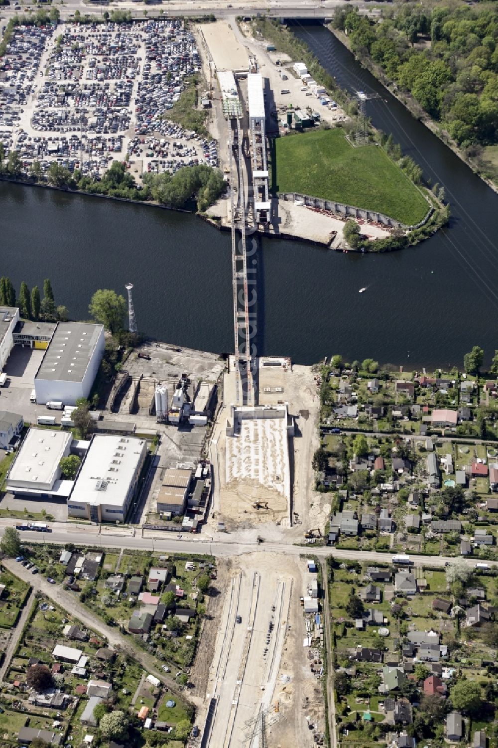 Berlin from the bird's eye view: River - bridge construction over the Spree as part of the South-East-Connection (SOV) in the area of Schoeneweide in Berlin in Germany. The new bridge will connect Koepenicker Landstrasse and Rummelsburger Strasse