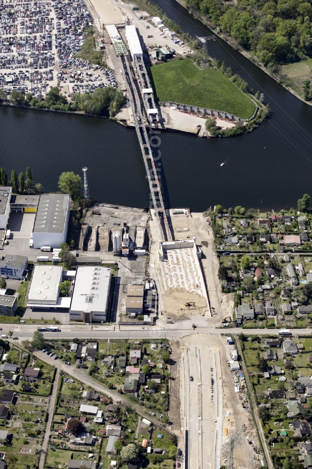 Aerial image Berlin - River - bridge construction over the Spree as part of the South-East-Connection (SOV) in the area of Schoeneweide in Berlin in Germany. The new bridge will connect Koepenicker Landstrasse and Rummelsburger Strasse