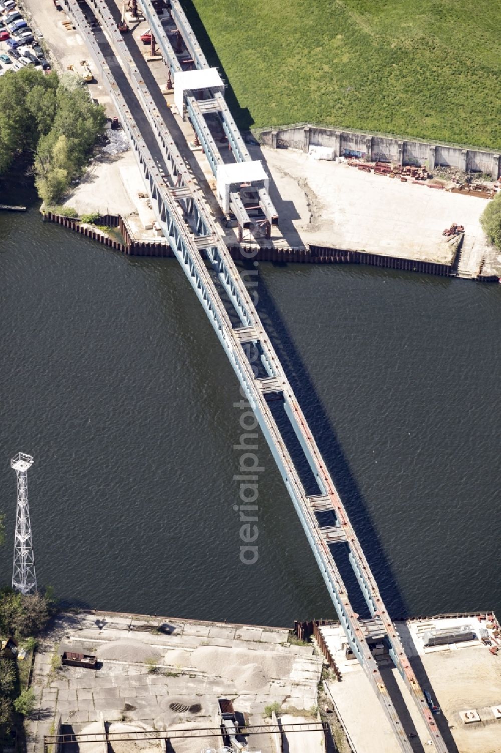 Berlin from the bird's eye view: River - bridge construction over the Spree as part of the South-East-Connection (SOV) in the area of Schoeneweide in Berlin in Germany. The new bridge will connect Koepenicker Landstrasse and Rummelsburger Strasse