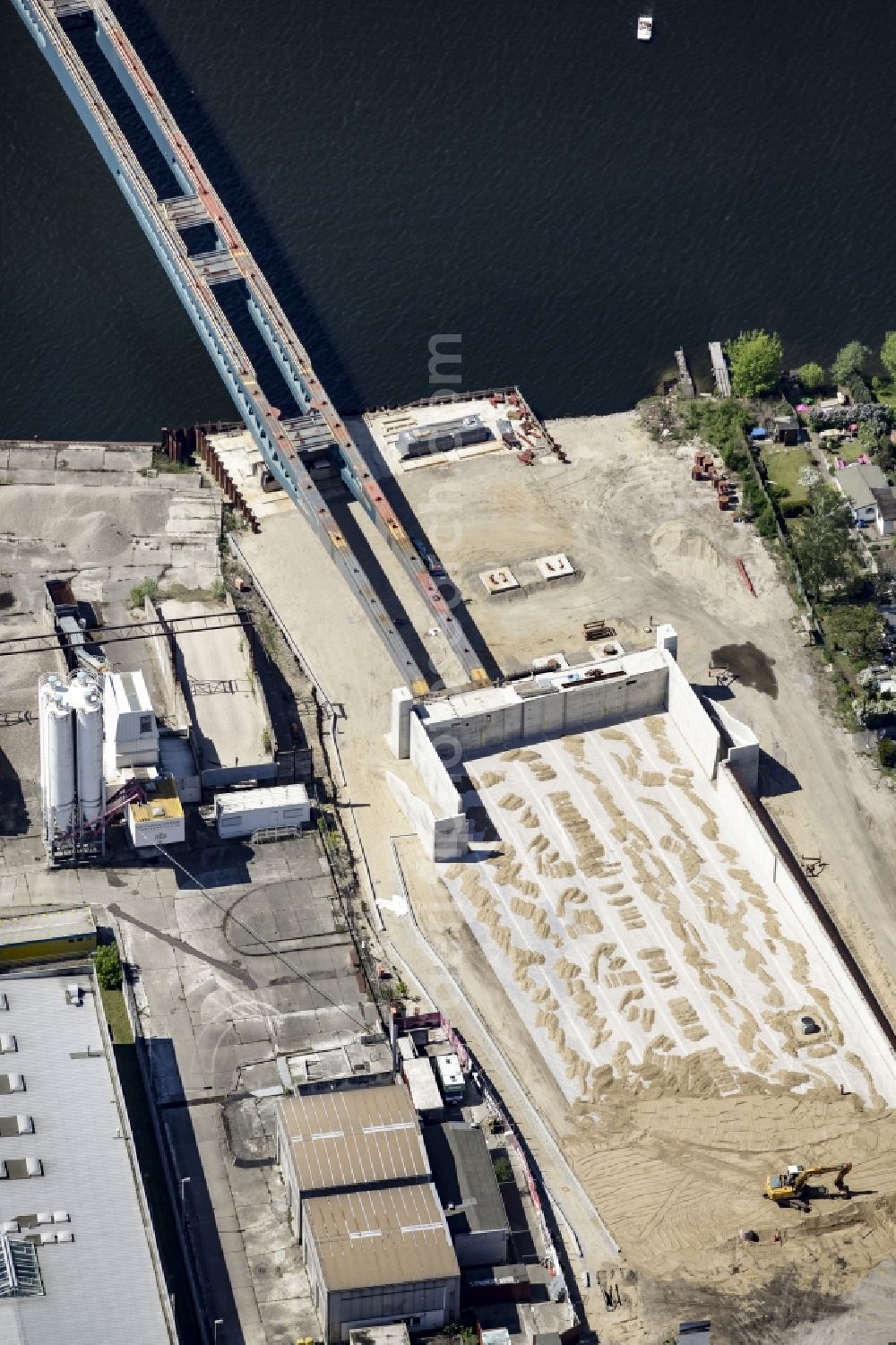 Aerial image Berlin - River - bridge construction over the Spree as part of the South-East-Connection (SOV) in the area of Schoeneweide in Berlin in Germany. The new bridge will connect Koepenicker Landstrasse and Rummelsburger Strasse