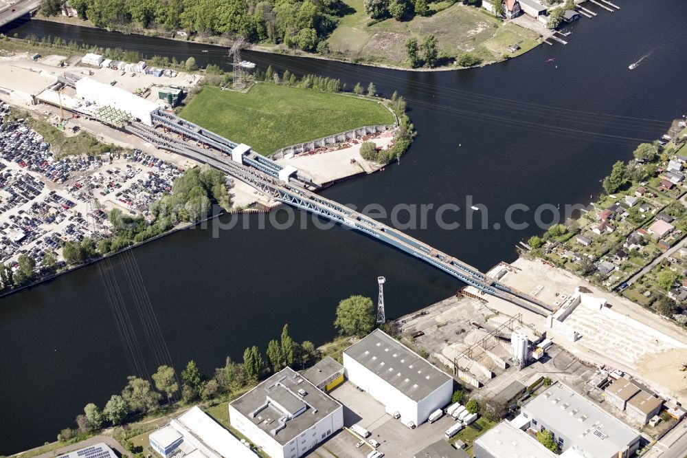 Aerial photograph Berlin - River - bridge construction over the Spree as part of the South-East-Connection (SOV) in the area of Schoeneweide in Berlin in Germany. The new bridge will connect Koepenicker Landstrasse and Rummelsburger Strasse