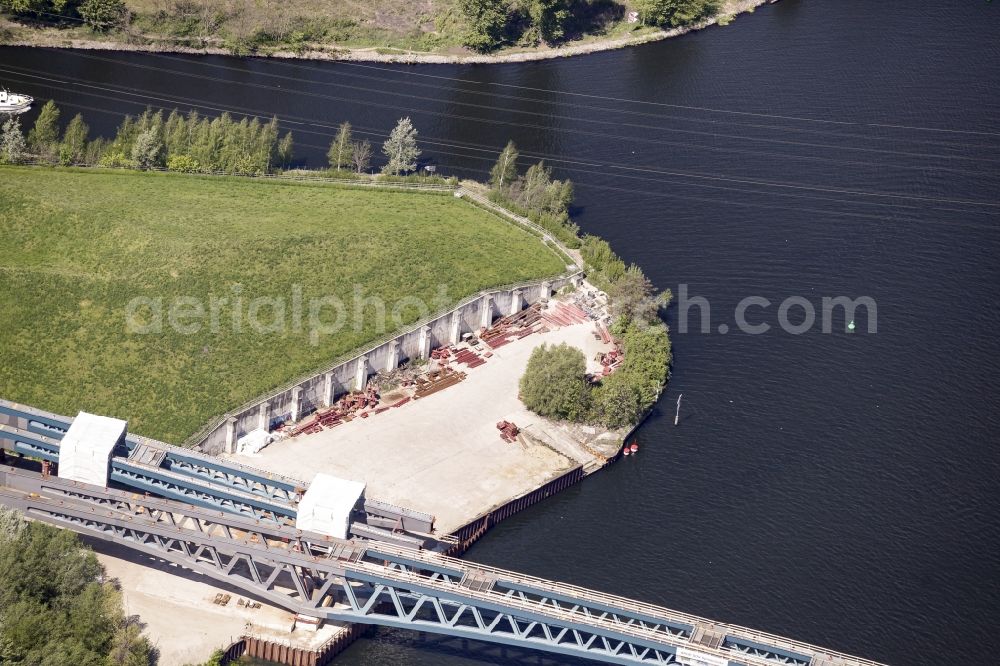 Aerial photograph Berlin - River - bridge construction over the Spree as part of the South-East-Connection (SOV) in the area of Schoeneweide in Berlin in Germany. The new bridge will connect Koepenicker Landstrasse and Rummelsburger Strasse